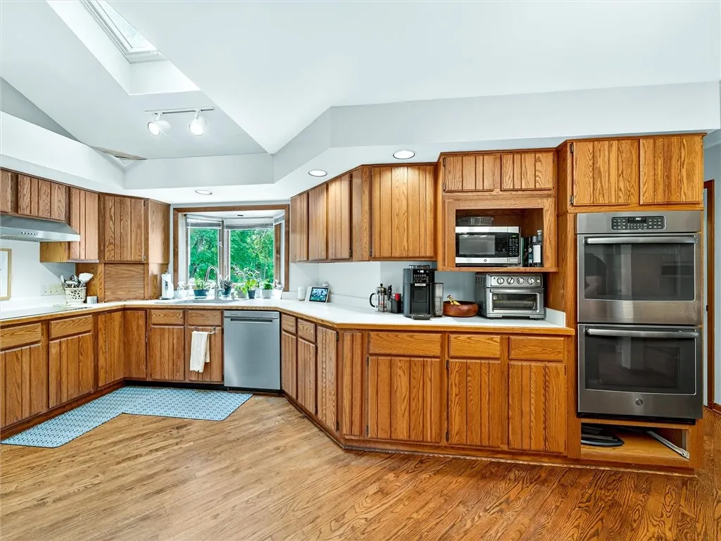 29 Bridgewood Drive, Perinton, New York 14450, Perinton, New York 14450, 5 Bedrooms Bedrooms, 13 Rooms Rooms,3 BathroomsBathrooms,Residential,Closed,29 Bridgewood Drive, Perinton, New York 14450,0,R1633981