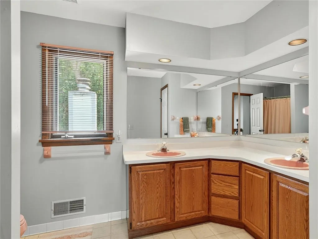 29 Bridgewood Drive, Perinton, New York 14450, Perinton, New York 14450, 5 Bedrooms Bedrooms, 13 Rooms Rooms,3 BathroomsBathrooms,Residential,Closed,29 Bridgewood Drive, Perinton, New York 14450,0,R1633981