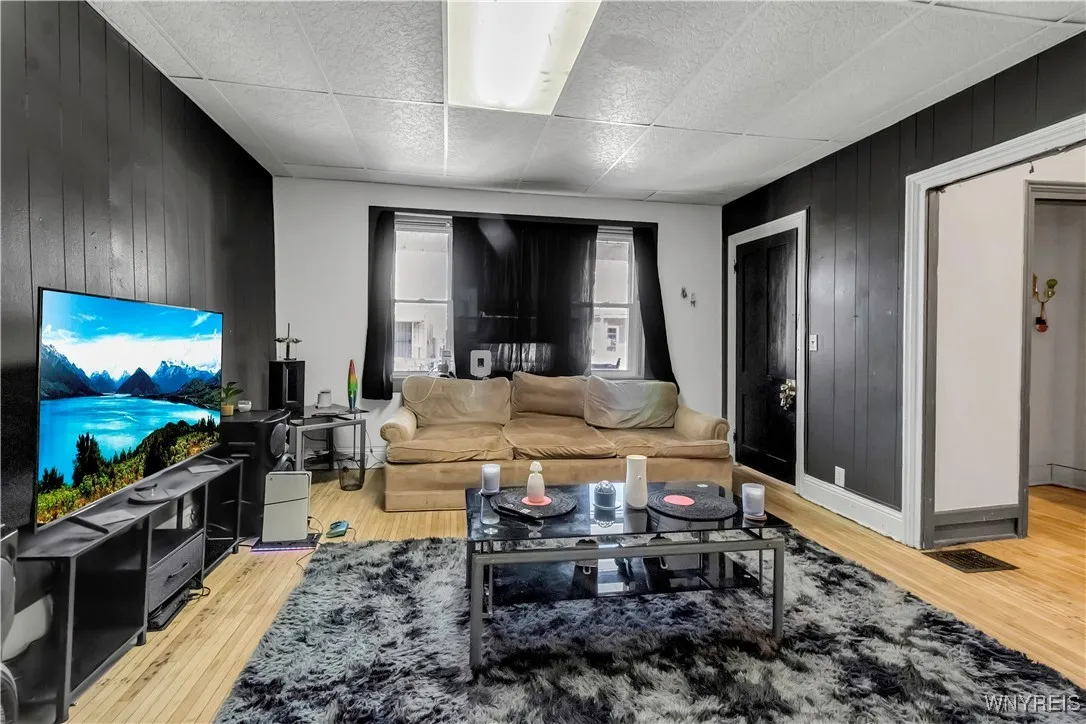 197 Thompson Street, Buffalo, New York 14207, Buffalo, New York 14207, 4 Bedrooms Bedrooms, 9 Rooms Rooms,1 BathroomBathrooms,Residential,For Sale,197 Thompson Street, Buffalo, New York 14207,0,B1635160