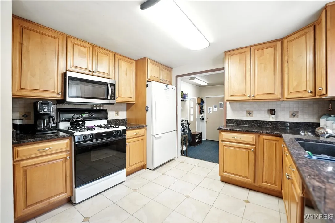 336 Roycroft Boulevard, Amherst, New York 14226, Amherst, New York 14226, 4 Bedrooms Bedrooms, 7 Rooms Rooms,2 BathroomsBathrooms,Residential,For Sale,336 Roycroft Boulevard, Amherst, New York 14226,0,B1634380
