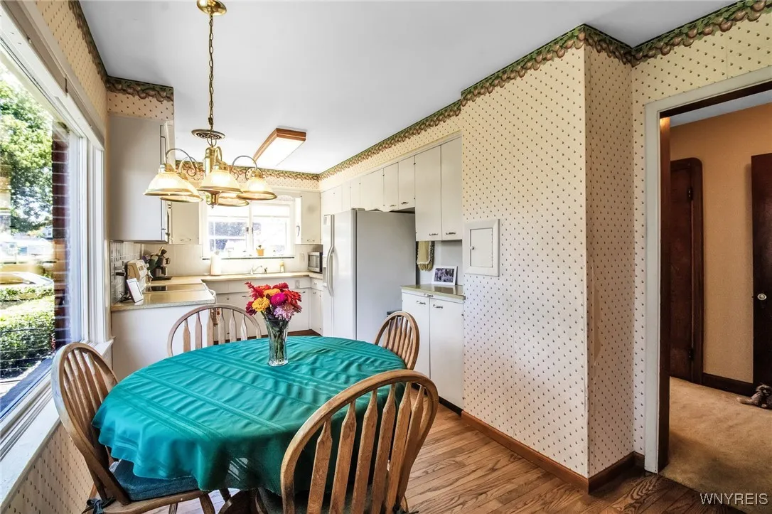 Eat-In Kitchen