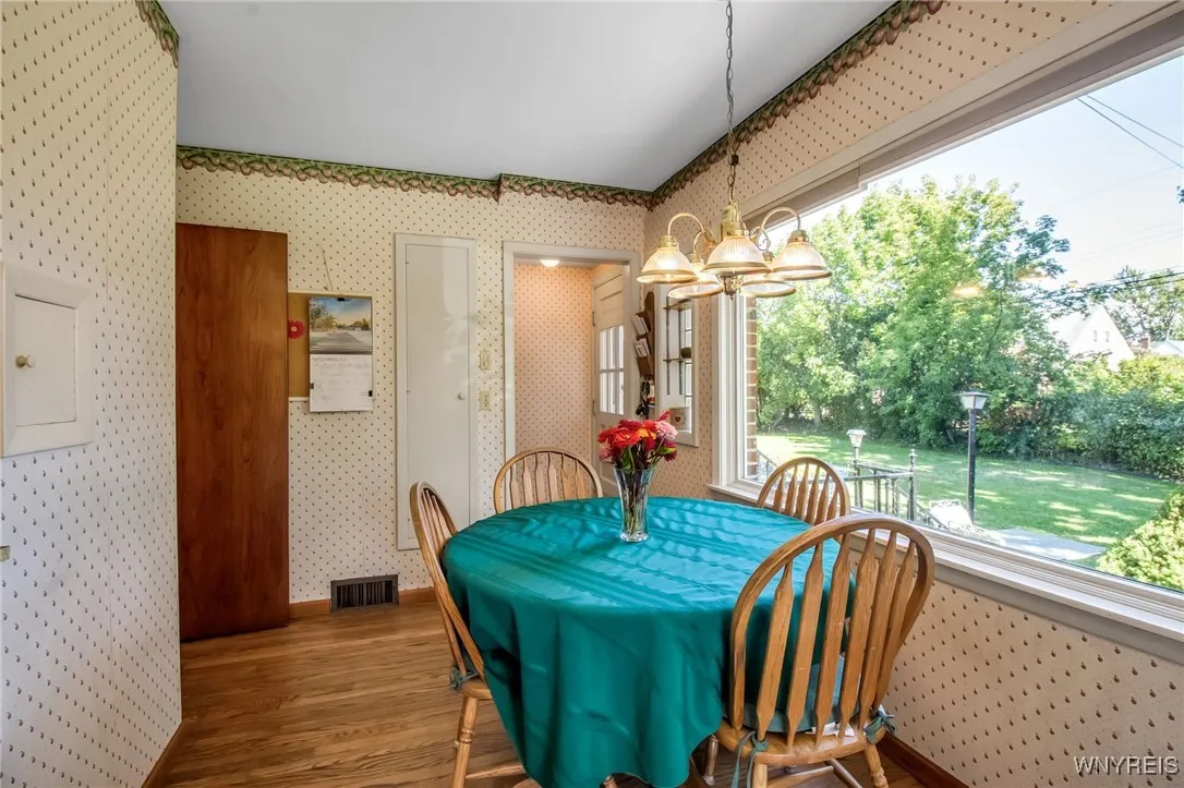 Eat-In Kitchen