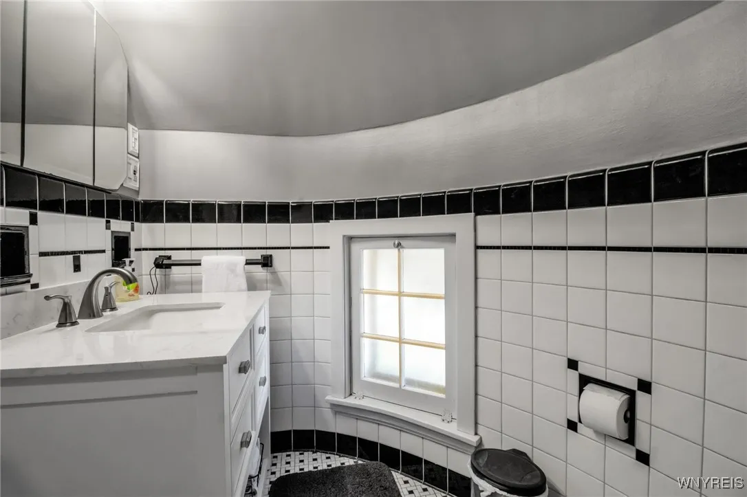 Full Bathroom Upstairs