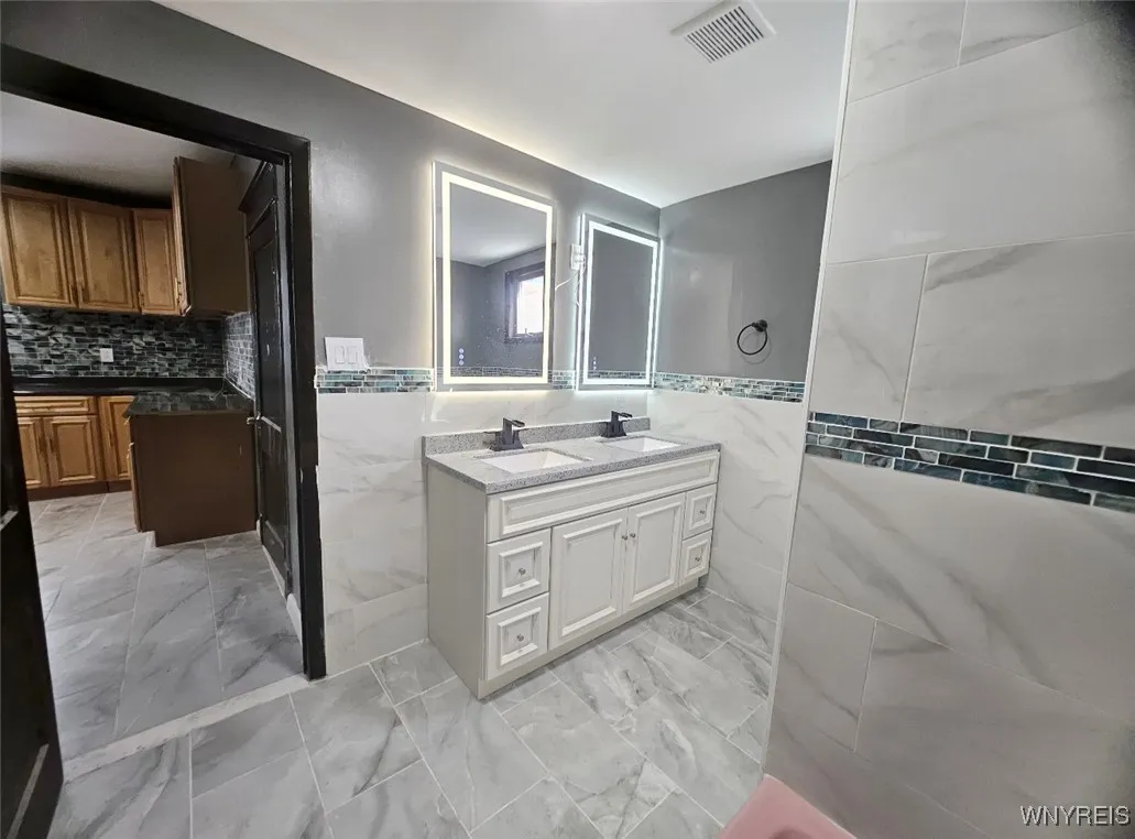 88 Woodell Avenue, Cheektowaga, New York 14211, Cheektowaga, New York 14211, 8 Bedrooms Bedrooms, ,3 BathroomsBathrooms,Residential,For Sale,88 Woodell Avenue, Cheektowaga, New York 14211,0,B1635156