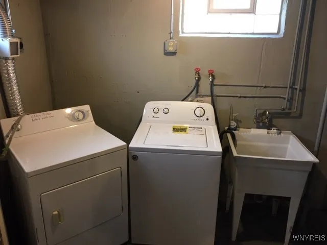 152 Tyler Street, Buffalo, New York 14214, Buffalo, New York 14214, 2 Bedrooms Bedrooms, 5 Rooms Rooms,1 BathroomBathrooms,Residential Lease,For Rent,152 Tyler Street, Buffalo, New York 14214,0,B1635054