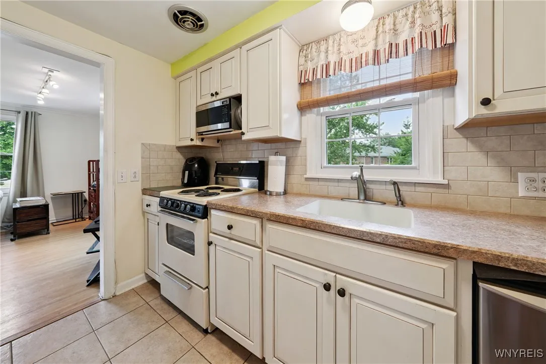 500 Burroughs Drive A, Amherst, New York 14226, Amherst, New York 14226, 1 Bedroom Bedrooms, 3 Rooms Rooms,1 BathroomBathrooms,Residential,For Sale,500 Burroughs Drive A, Amherst, New York 14226,0,B1635383