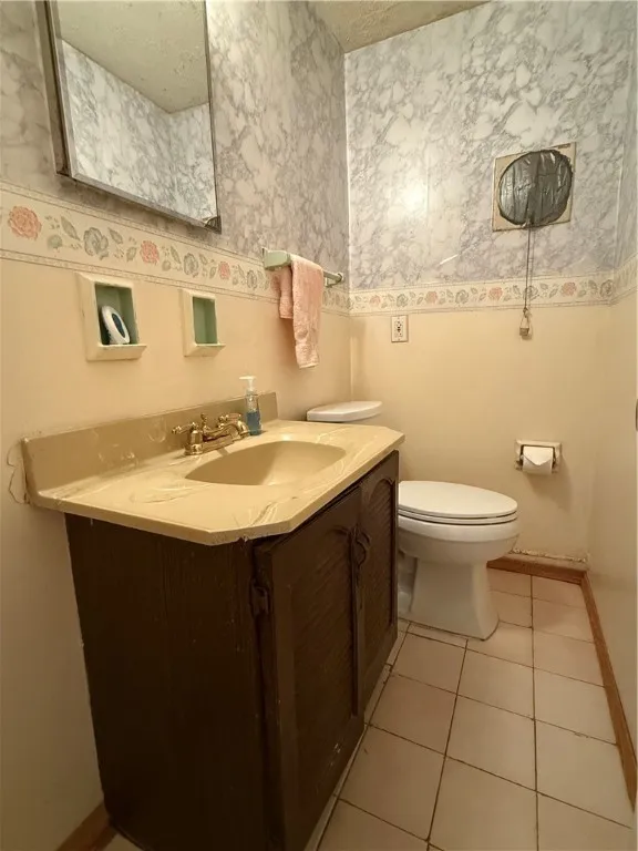 9 Amesbury Road, Henrietta, New York 14623, Henrietta, New York 14623, 5 Bedrooms Bedrooms, 10 Rooms Rooms,1 BathroomBathrooms,Residential,For Sale,9 Amesbury Road, Henrietta, New York 14623,0,R1631447