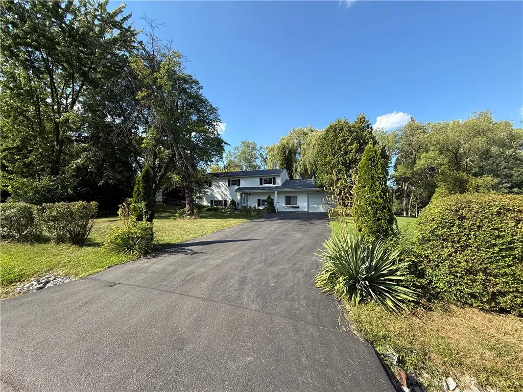 9 Amesbury Road, Henrietta, New York 14623, Henrietta, New York 14623, 5 Bedrooms Bedrooms, 10 Rooms Rooms,1 BathroomBathrooms,Residential,For Sale,9 Amesbury Road, Henrietta, New York 14623,0,R1631447