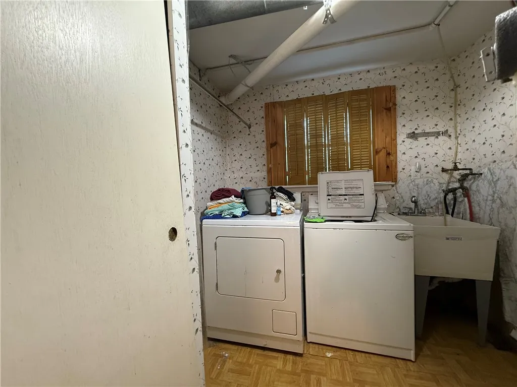 9 Amesbury Road, Henrietta, New York 14623, Henrietta, New York 14623, 5 Bedrooms Bedrooms, 10 Rooms Rooms,1 BathroomBathrooms,Residential,For Sale,9 Amesbury Road, Henrietta, New York 14623,0,R1631447