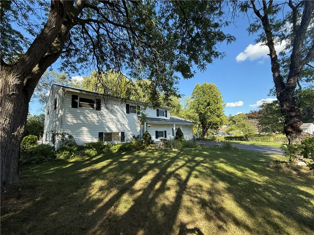 9 Amesbury Road, Henrietta, New York 14623, Henrietta, New York 14623, 5 Bedrooms Bedrooms, 10 Rooms Rooms,1 BathroomBathrooms,Residential,For Sale,9 Amesbury Road, Henrietta, New York 14623,0,R1631447