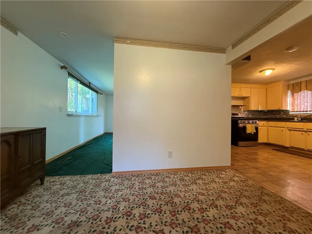 9 Amesbury Road, Henrietta, New York 14623, Henrietta, New York 14623, 5 Bedrooms Bedrooms, 10 Rooms Rooms,1 BathroomBathrooms,Residential,For Sale,9 Amesbury Road, Henrietta, New York 14623,0,R1631447