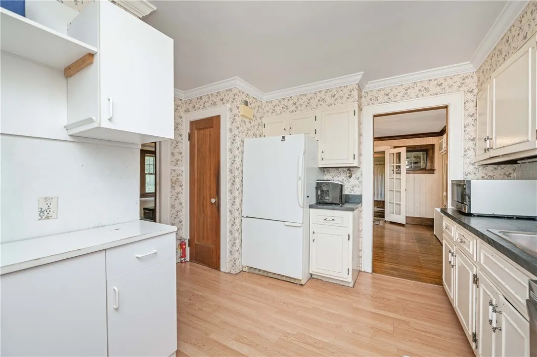 3902 Culver Road, Irondequoit, New York 14622, Irondequoit, New York 14622, 3 Bedrooms Bedrooms, 8 Rooms Rooms,2 BathroomsBathrooms,Residential,Closed,3902 Culver Road, Irondequoit, New York 14622,0,R1635095