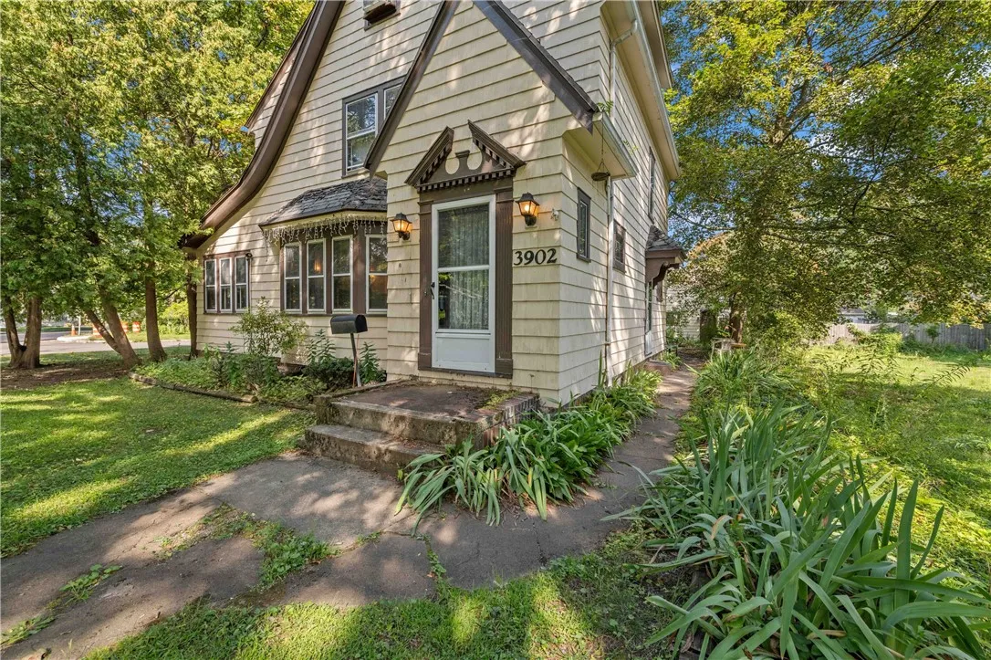 3902 Culver Road, Irondequoit, New York 14622, Irondequoit, New York 14622, 3 Bedrooms Bedrooms, 8 Rooms Rooms,2 BathroomsBathrooms,Residential,Closed,3902 Culver Road, Irondequoit, New York 14622,0,R1635095