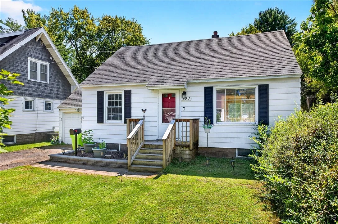 121 West Molloy Road, Salina, New York 13211, Salina, New York 13211, 3 Bedrooms Bedrooms, 11 Rooms Rooms,2 BathroomsBathrooms,Residential,Closed,121 West Molloy Road, Salina, New York 13211,0,S1635026