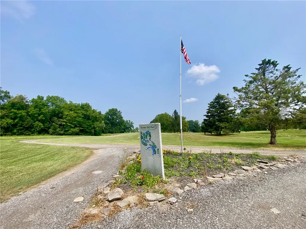 STEPS AWAY TO RIVERTON OAKS GOLF COURSE!