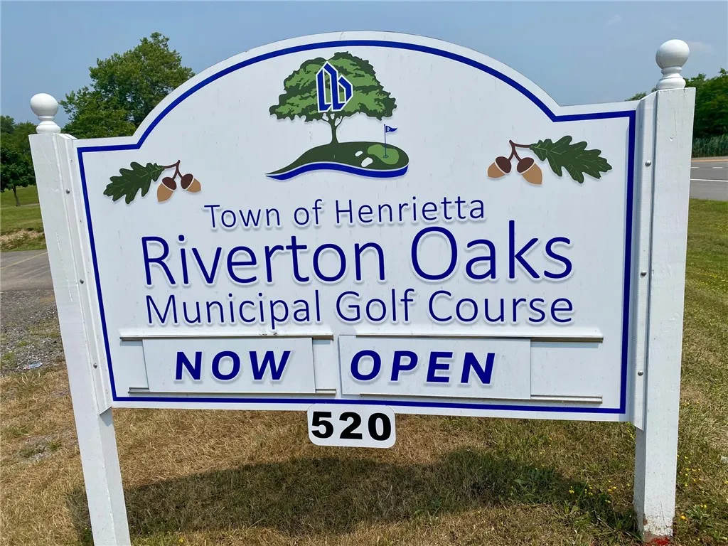 STEPS AWAY TO RIVERTON OAKS GOLF COURSE!