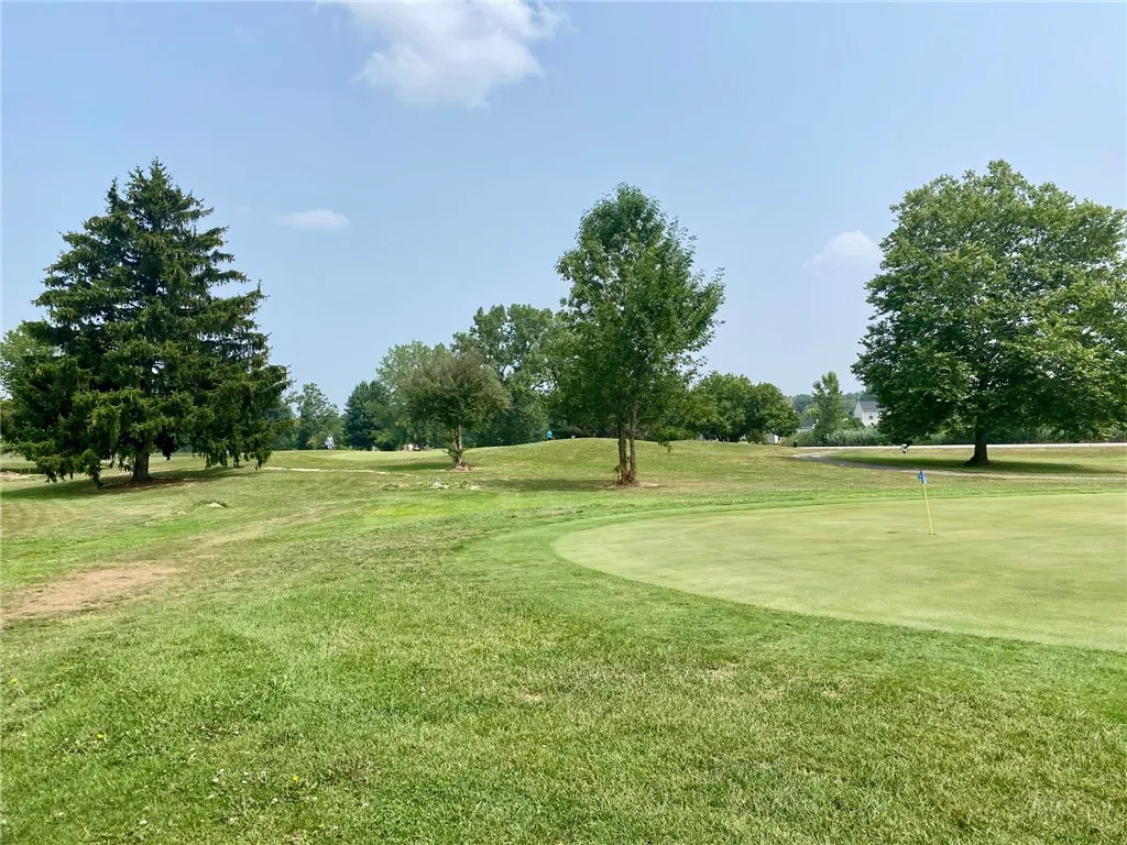 STEPS AWAY TO RIVERTON OAKS GOLF COURSE!