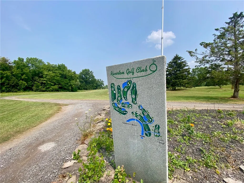 STEPS AWAY TO RIVERTON OAKS GOLF COURSE!