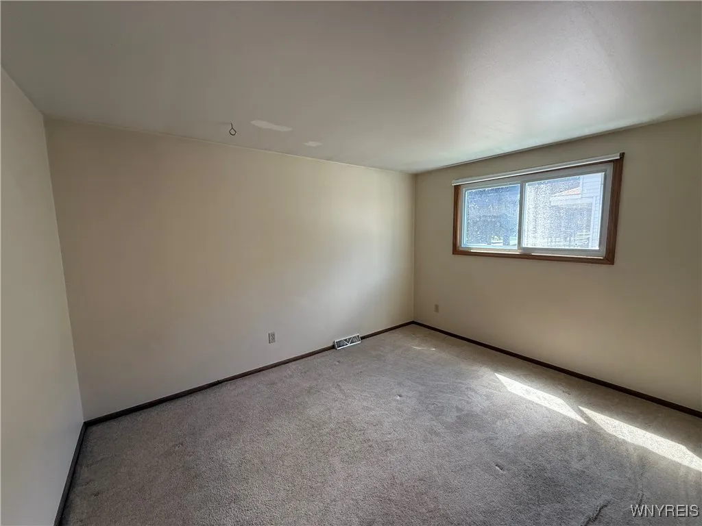 Lower unit bedroom 2
3 bedroom is the simular