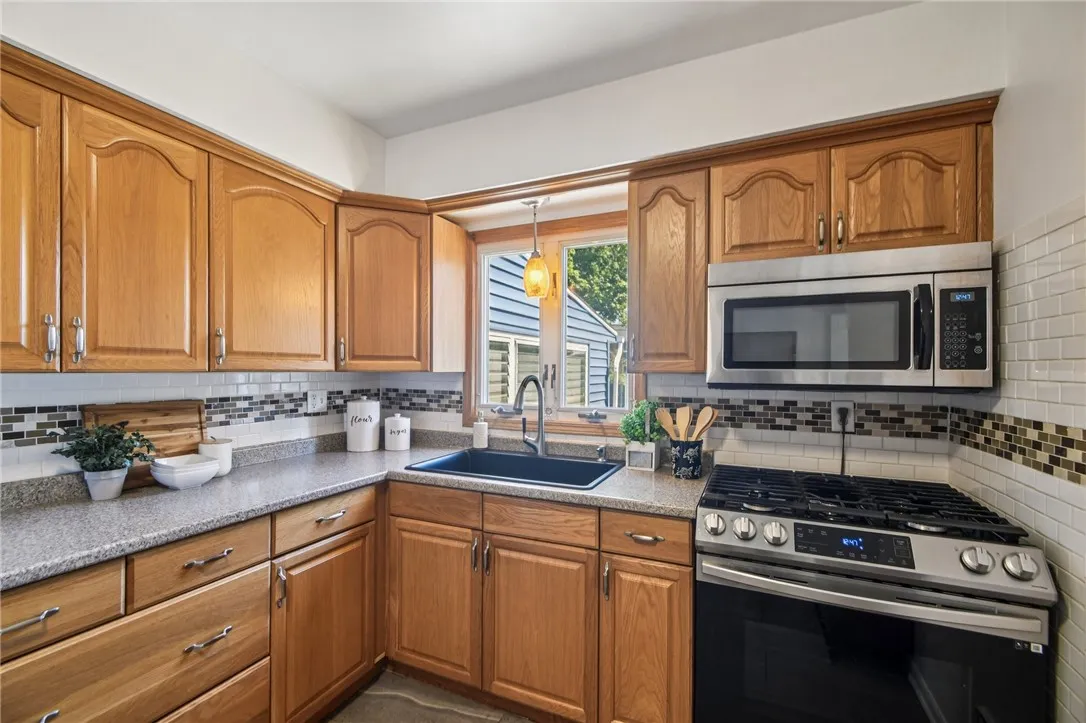 84 Forest Avenue, Irondequoit, New York 14622, Irondequoit, New York 14622, 2 Bedrooms Bedrooms, 6 Rooms Rooms,1 BathroomBathrooms,Residential,Closed,84 Forest Avenue, Irondequoit, New York 14622,0,R1634798