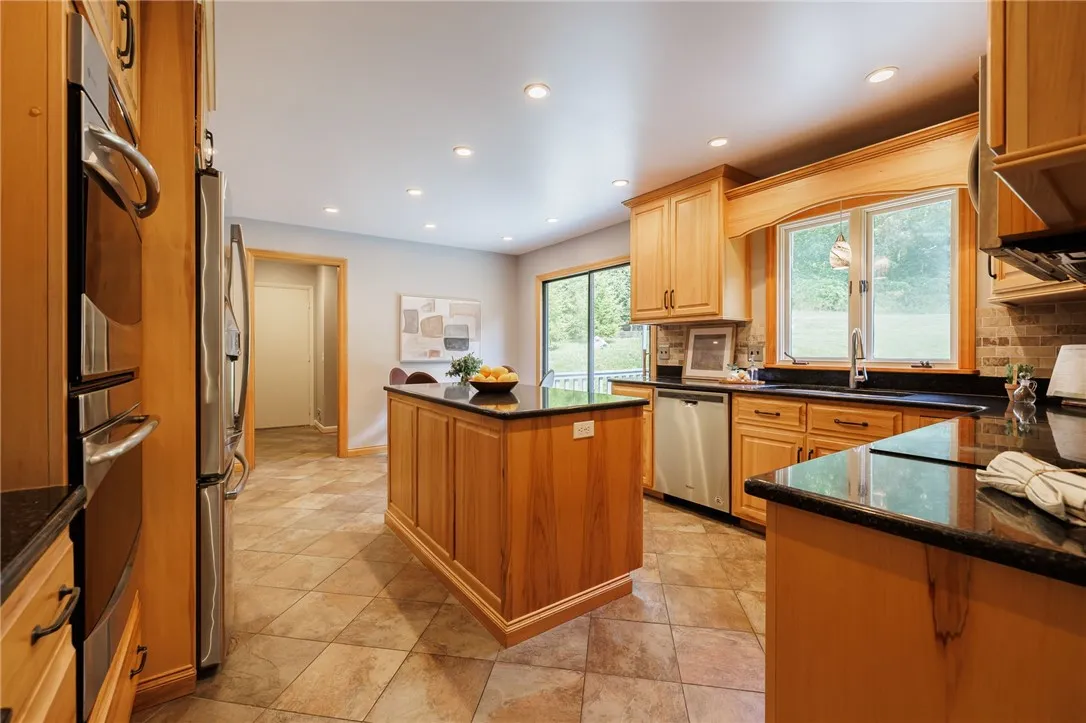 Spacious eat-in kitchen is perfect for entertaining!