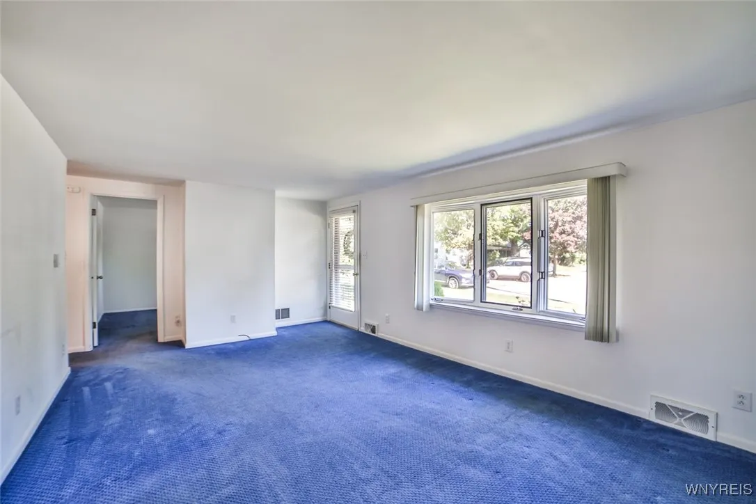 Living room & entrance