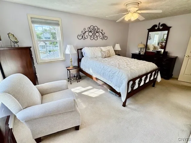 Primary bedroom w/ walk-in closet