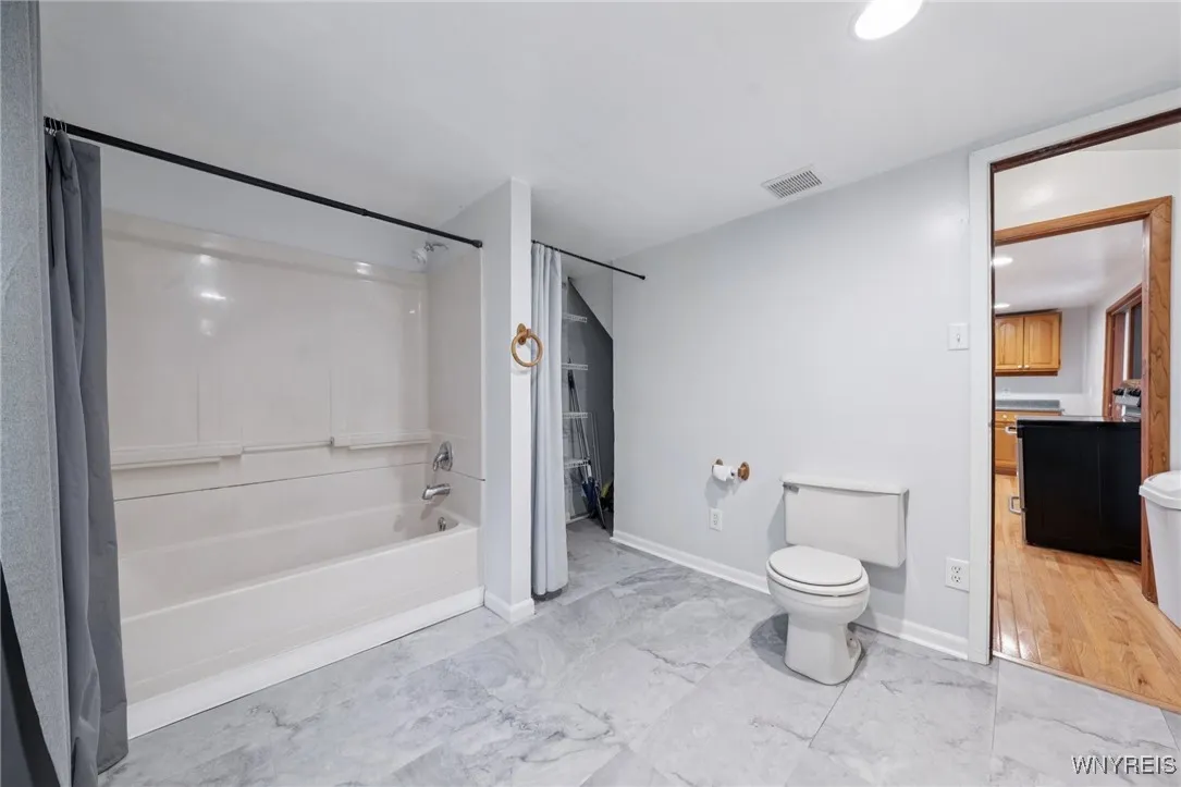 Large 1st floor bath