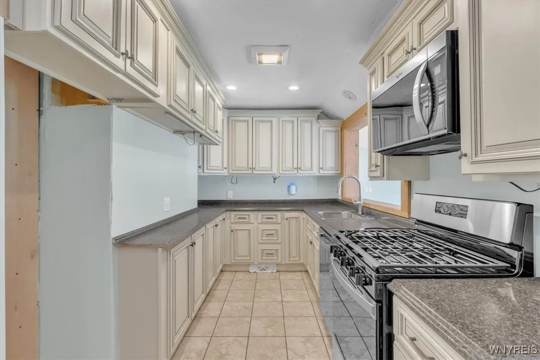 4420 Barton Road, Clarence, New York 14031, Clarence, New York 14031, 3 Bedrooms Bedrooms, 7 Rooms Rooms,2 BathroomsBathrooms,Residential,For Sale,4420 Barton Road, Clarence, New York 14031,0,B1621632