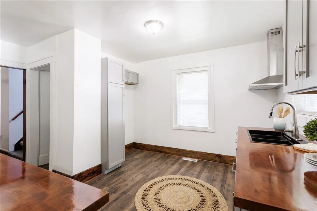 62 Curtis Street, Rochester, New York 14606, Rochester, New York 14606, 3 Bedrooms Bedrooms, 8 Rooms Rooms,1 BathroomBathrooms,Residential,For Sale,62 Curtis Street, Rochester, New York 14606,0,R1635422
