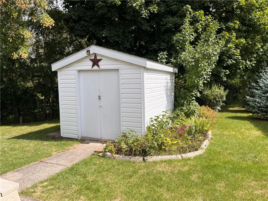 21 Picture Book Park, West Bloomfield, New York 14, West Bloomfield, New York 14585, 3 Bedrooms Bedrooms, 7 Rooms Rooms,2 BathroomsBathrooms,Residential,For Sale,21 Picture Book Park, West Bloomfield, New York 14,0,R1634770