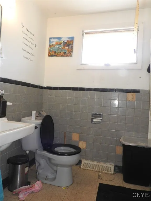 201 Crehange Street, Syracuse, New York 13205, Syracuse, New York 13205, 6 Bedrooms Bedrooms, ,2 BathroomsBathrooms,Residential,For Sale,201 Crehange Street, Syracuse, New York 13205,0,S1635553