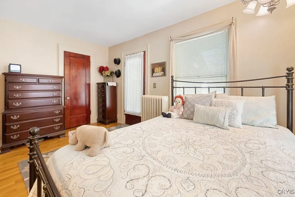 **BDRM 3 PRIMARY **  DOOR ON BACK WALL OPENS TO WONDERFUL 2ND FL BALONY  HIDE AWAY***