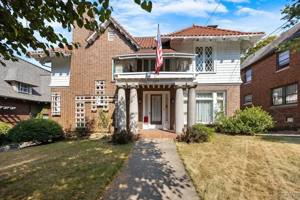 *** REMARKABLE CONDITION*** CHECK OUT THOSE 4 ENORMOUS PILLARS...