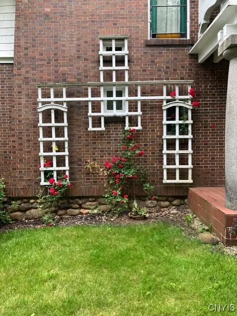 ***FRONT SIDEVIEW OF PORCH ORIGINAL CHARMING LATICE WORK**