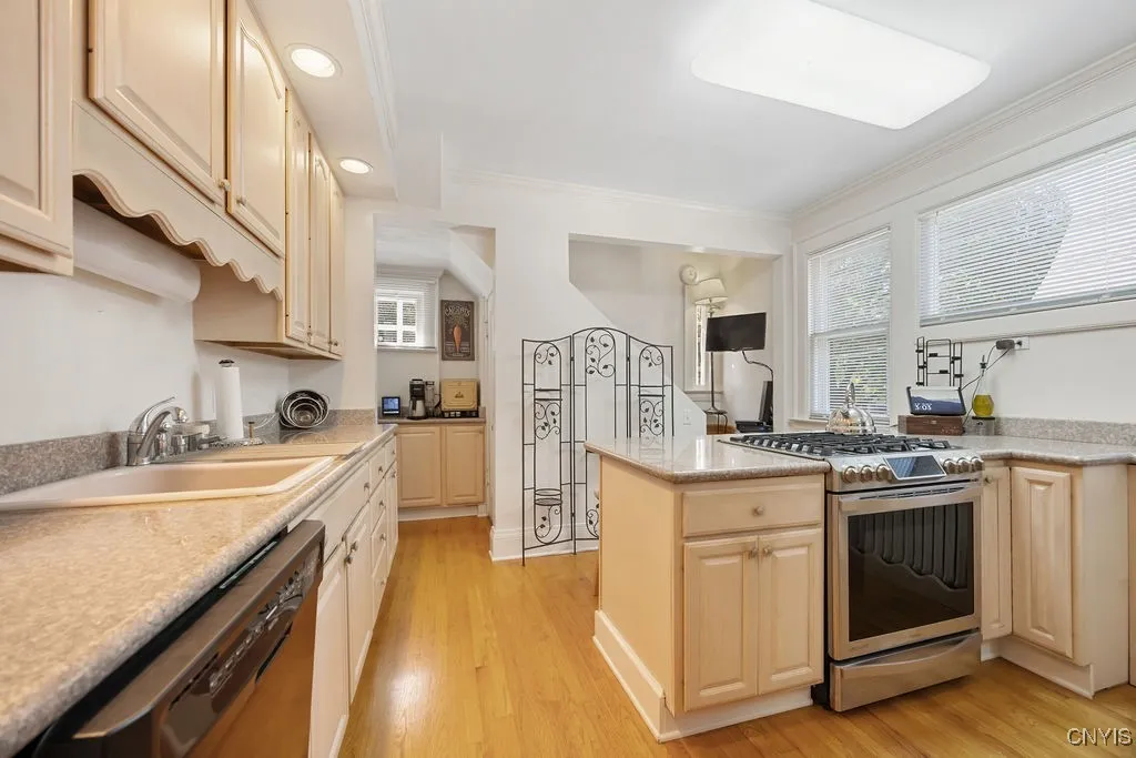 *** INCREDIBLE WORKING KITCHEN*** TOP OF THE LINE NEWER APPLIANCES CONVEY**