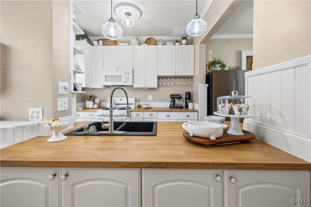 915 Bellevue Terrace, Syracuse, New York 13204, Syracuse, New York 13204, 5 Bedrooms Bedrooms, 11 Rooms Rooms,2 BathroomsBathrooms,Residential,For Sale,915 Bellevue Terrace, Syracuse, New York 13204,0,S1635788