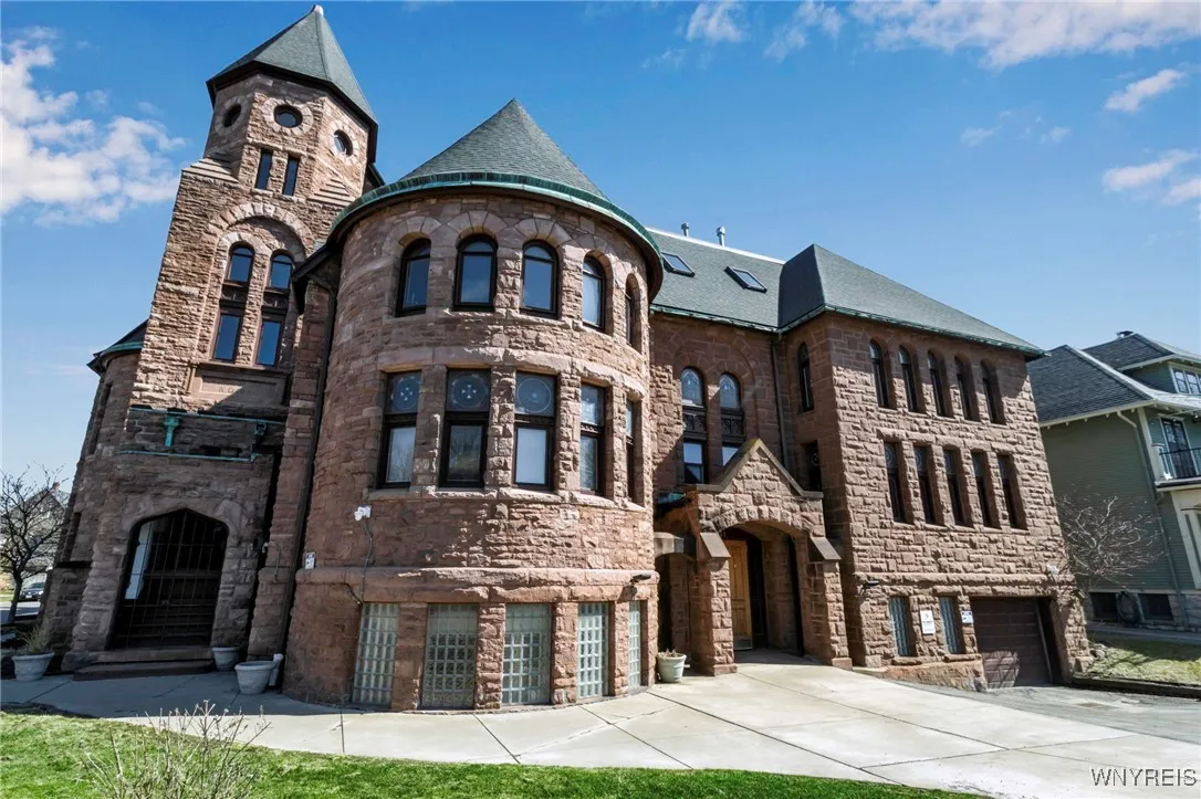 233 Richmond Avenue 3, Buffalo, New York 14222, Buffalo, New York 14222, 2 Bedrooms Bedrooms, 5 Rooms Rooms,1 BathroomBathrooms,Residential,For Sale,233 Richmond Avenue 3, Buffalo, New York 14222,0,B1635416