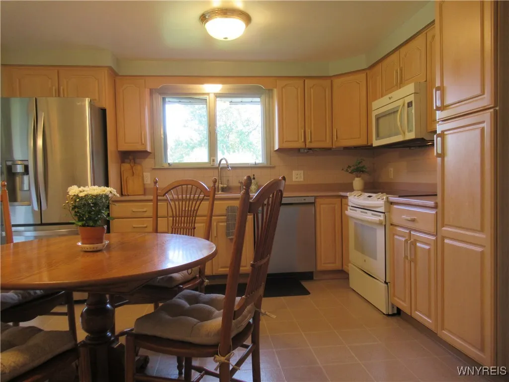 Solid Wood Cabinetry - Neutral Palette - Fully Applianced Kitchen