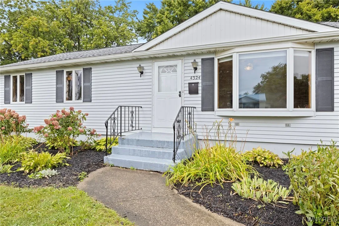 4324 Salem Drive, Hamburg, New York 14219, Hamburg, New York 14219, 2 Bedrooms Bedrooms, 5 Rooms Rooms,1 BathroomBathrooms,Residential,Closed,4324 Salem Drive, Hamburg, New York 14219,0,B1635153