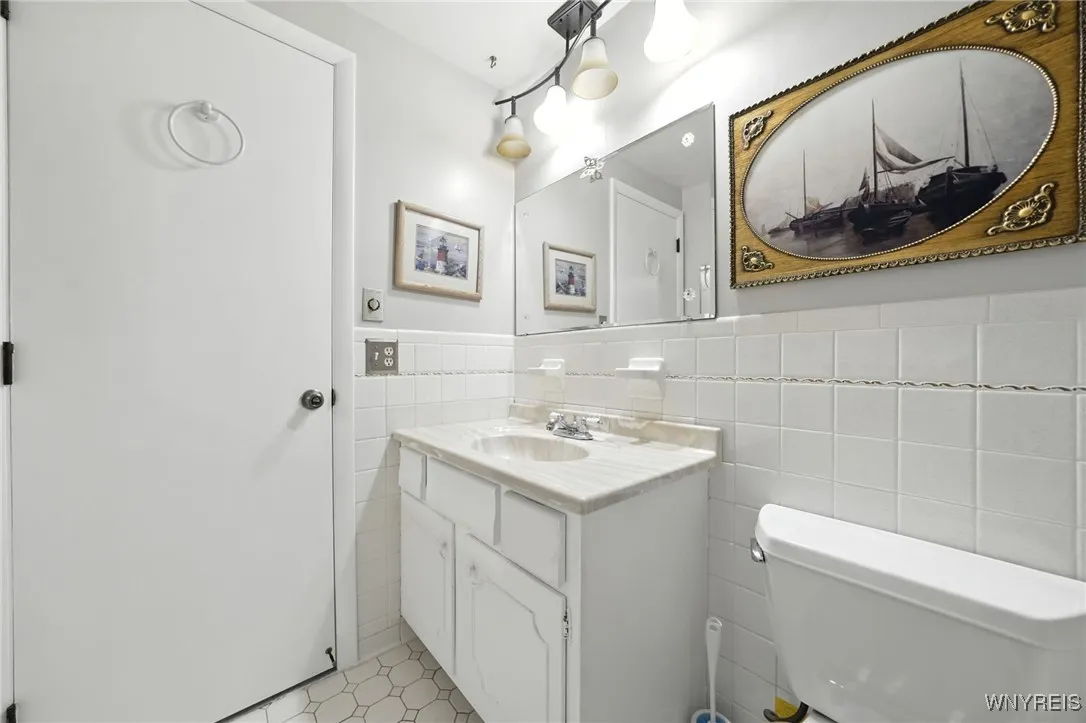 1104 Indian Church Road 13, West Seneca, New York, West Seneca, New York 14224, 2 Bedrooms Bedrooms, 5 Rooms Rooms,1 BathroomBathrooms,Residential,For Sale,1104 Indian Church Road 13, West Seneca, New York ,0,B1635837