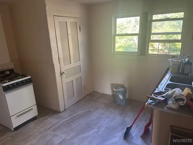 14 Box Avenue, Buffalo, New York 14211, Buffalo, New York 14211, 4 Bedrooms Bedrooms, ,2 BathroomsBathrooms,Residential,For Sale,14 Box Avenue, Buffalo, New York 14211,0,B1635511