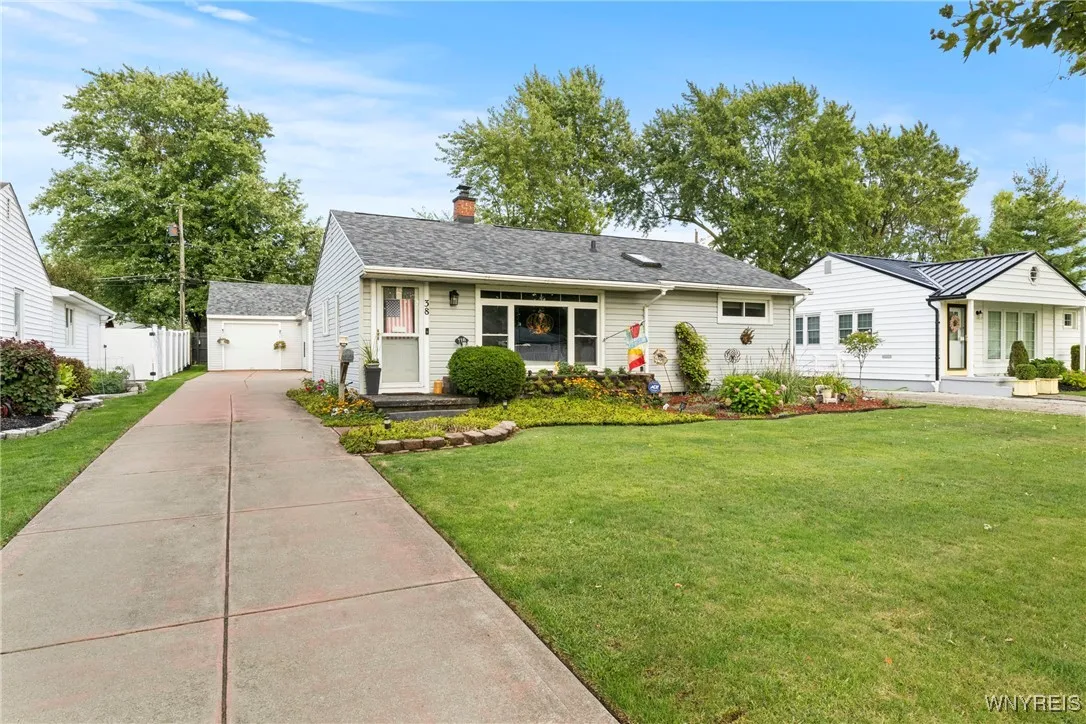 38 Pearce Drive, Amherst, New York 14226, Amherst, New York 14226, 3 Bedrooms Bedrooms, 7 Rooms Rooms,1 BathroomBathrooms,Residential,For Sale,38 Pearce Drive, Amherst, New York 14226,0,B1635798
