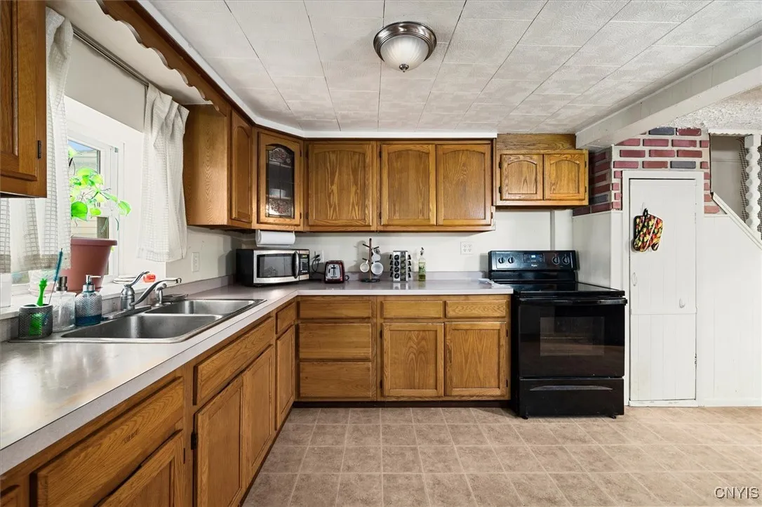 28 3rd Street, Whitestown, New York 13495, Whitestown, New York 13495, 3 Bedrooms Bedrooms, 7 Rooms Rooms,2 BathroomsBathrooms,Residential,For Sale,28 3rd Street, Whitestown, New York 13495,0,S1635963