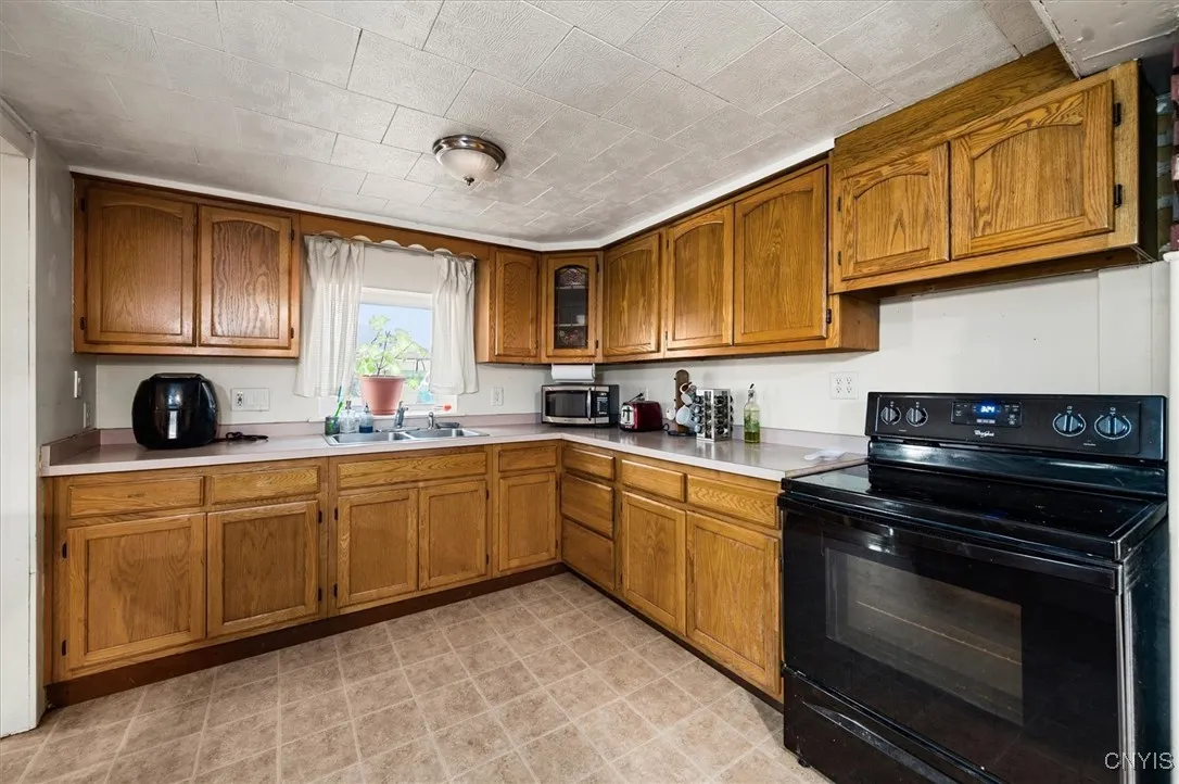 28 3rd Street, Whitestown, New York 13495, Whitestown, New York 13495, 3 Bedrooms Bedrooms, 7 Rooms Rooms,2 BathroomsBathrooms,Residential,For Sale,28 3rd Street, Whitestown, New York 13495,0,S1635963