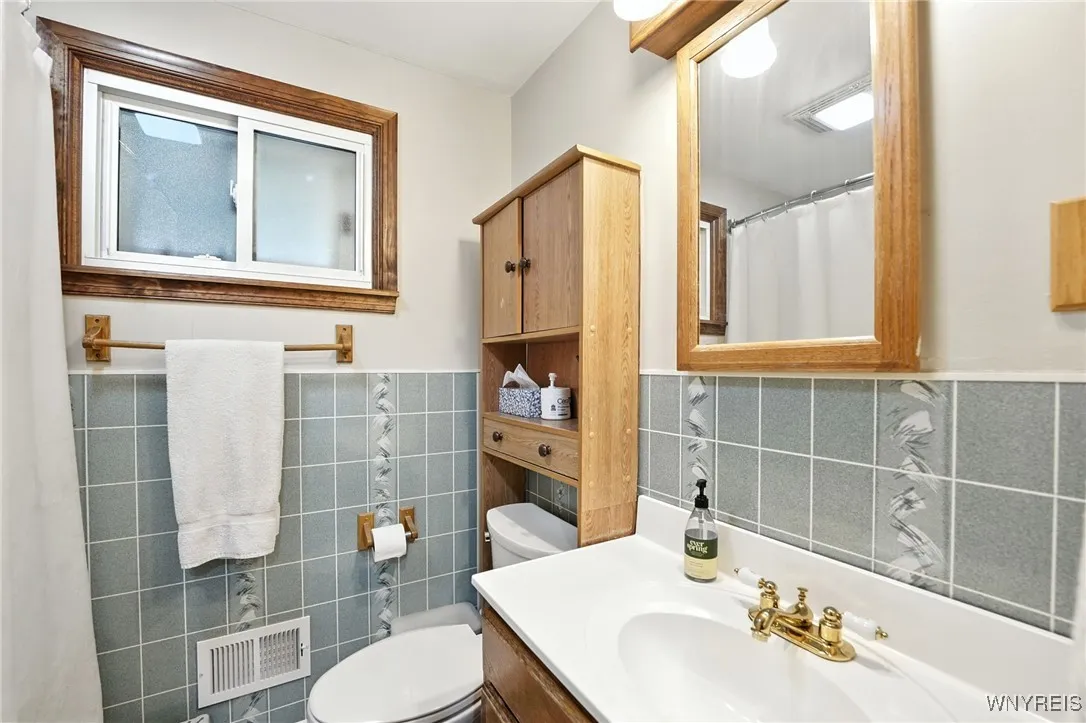 105 Seminole Parkway, Cheektowaga, New York 14225, Cheektowaga, New York 14225, 3 Bedrooms Bedrooms, 6 Rooms Rooms,2 BathroomsBathrooms,Residential,For Sale,105 Seminole Parkway, Cheektowaga, New York 14225,0,B1635830