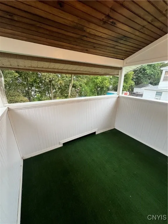 Upstairs backporch Bd2