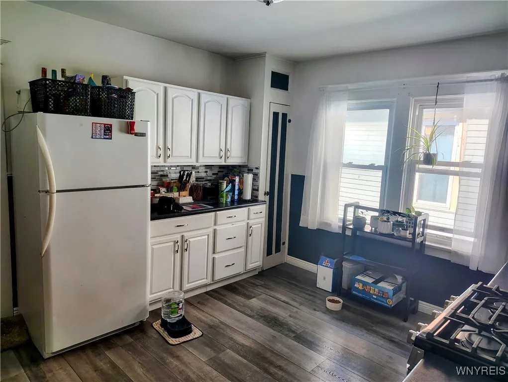 34 Roanoke Parkway Upper, Buffalo, New York 14210, Buffalo, New York 14210, 2 Bedrooms Bedrooms, 5 Rooms Rooms,1 BathroomBathrooms,Residential Lease,For Rent,34 Roanoke Parkway Upper, Buffalo, New York 14210,0,B1636123