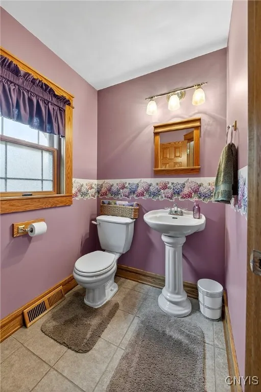Convenient 1st floor 1/2 bath....