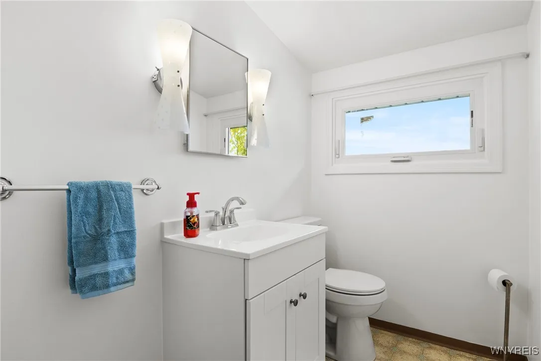 Upstairs 1/2 bath